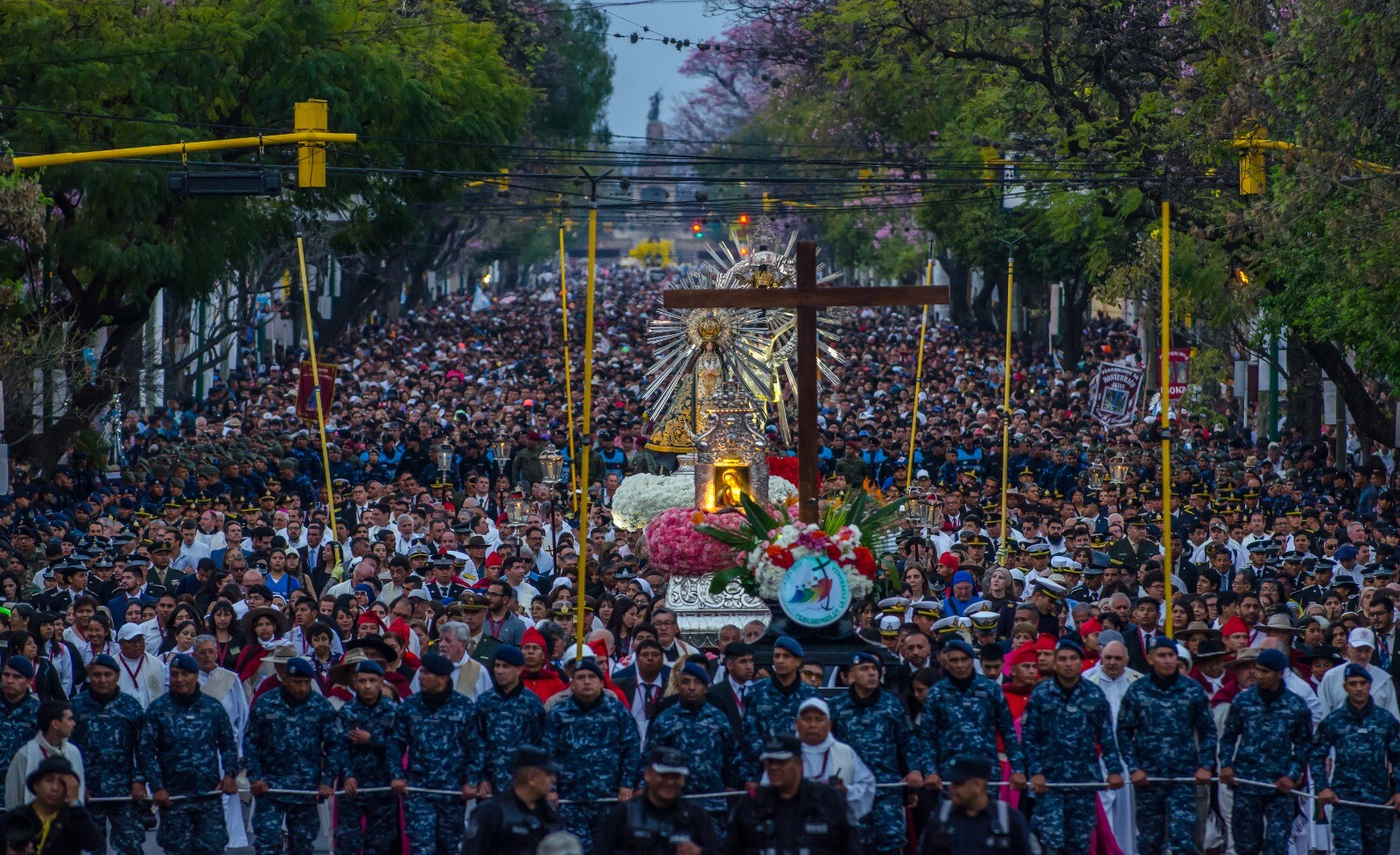 MÁS DE 450 MIL FIELES EN LA PROCESIÓN DEL MILAGRO 2025