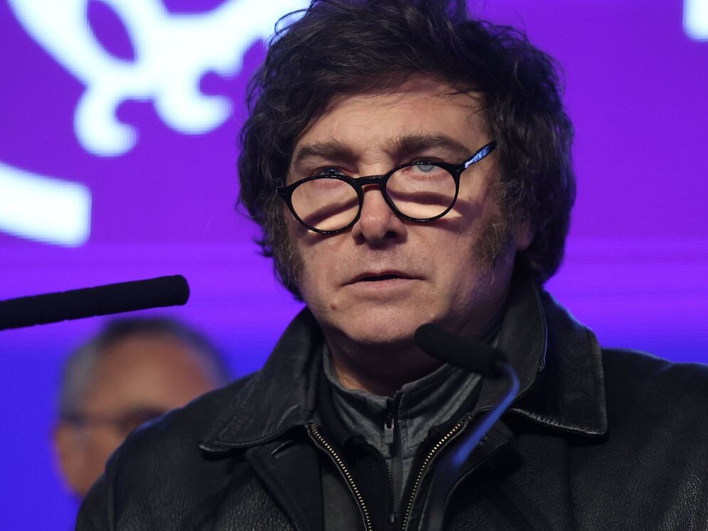 MIlei.jpg El «lunes negro» de Argentina con el dólar rozando los 60 y el Riesgo País superando los 1000 puntos.