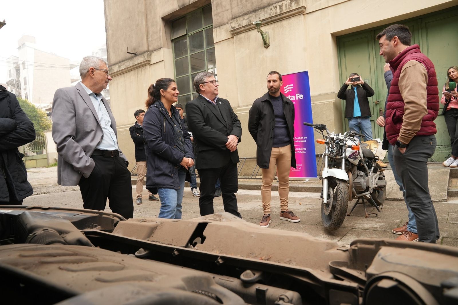 Entregaron motos y autos incautados al delito a instituciones educativas de la ciudad capital