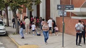 VERGONZOSO- Una Madre golpeó a una Maestra en una Escuela de Santa Fe