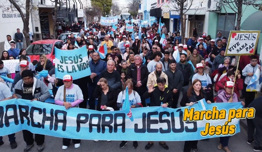 Marcha para Jesús en Villa Dolores: cientos de cristianos recorrieron las calles manifestando su fe