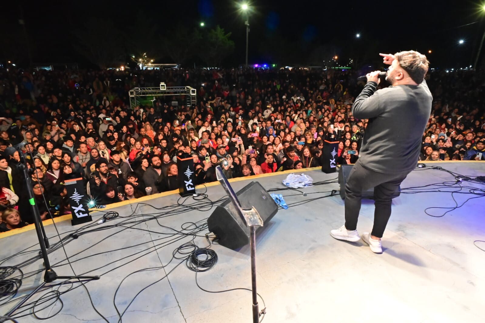 Más de 7.000 personas disfrutaron de la apertura de temporada con el telebingo chubutense y la presentación de “La 2001” (2).jpeg