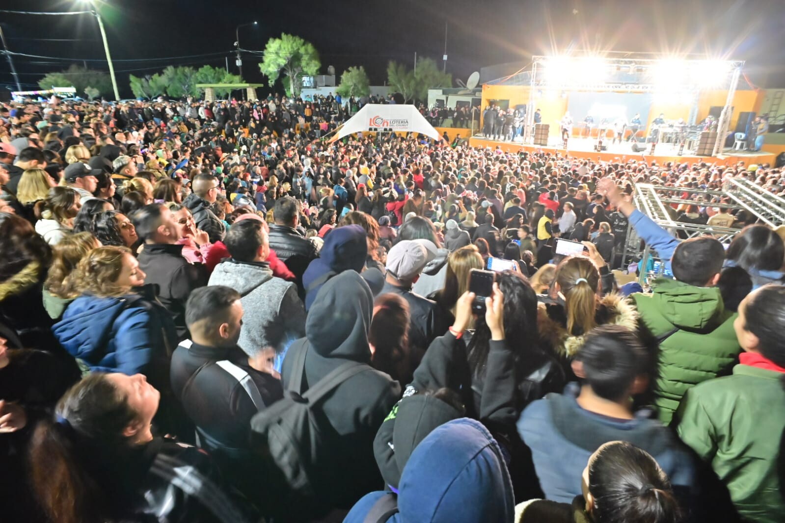 Más de 7.000 personas disfrutaron de la apertura de temporada con el telebingo chubutense y la presentación de «La 2001»