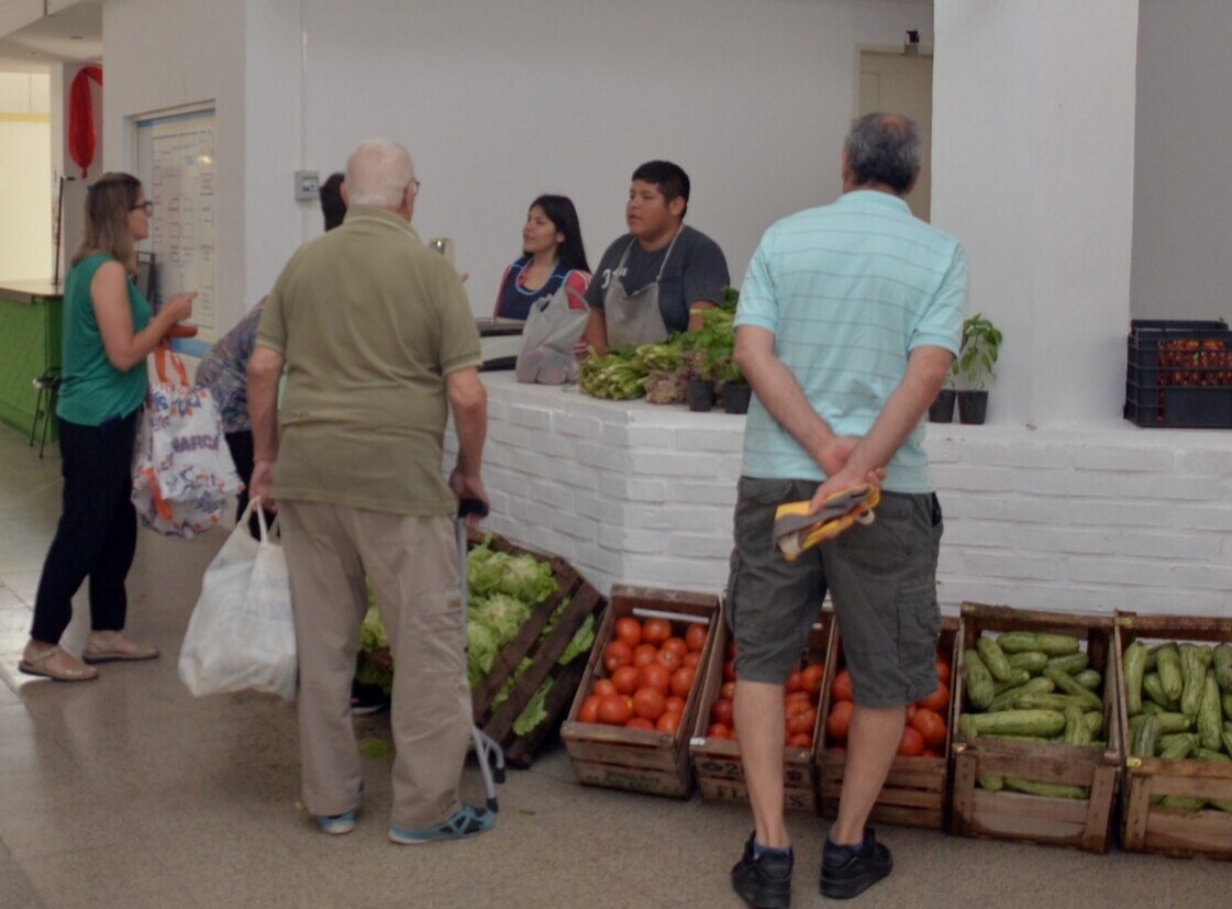 El Mercado Municipal continúa ofreciendo verduras de estación y productos locales en Colón y Las Heras