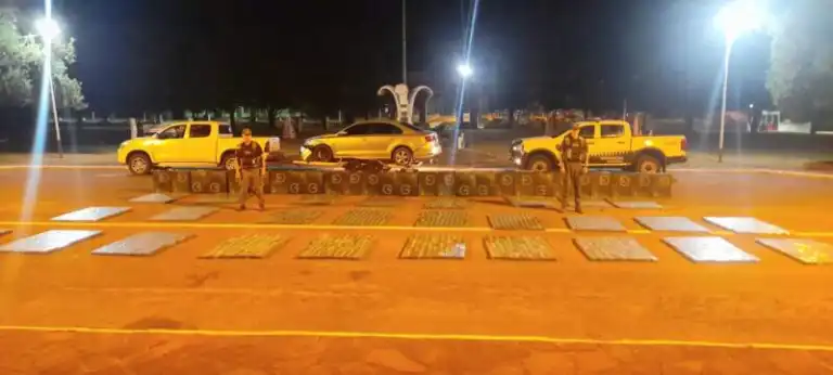 Misiones.Trasladaban-mas-de-228-mil-atados-de-cigarrillos-en-dos-vehiculos-que-evadieron-los-controles-de-la-Fuerza-2-768x346.jpeg.webp