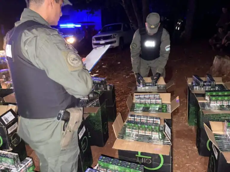 Misiones.Trasladaban-mas-de-228-mil-atados-de-cigarrillos-en-dos-vehiculos-que-evadieron-los-controles-de-la-Fuerza-3-1-768x576.jpg.webp