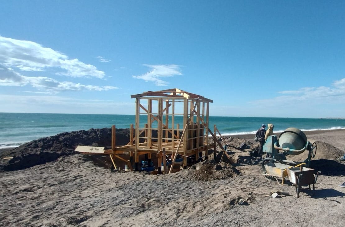 Municipio avanza en la instalación de nuevas casetas de guardavidas en Playa Unión