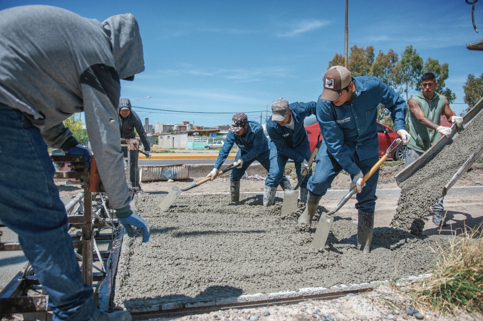 Municipio comenzó con los trabajos de hormigonado en el acceso seguro de la Escuela N° 702 de Rawson