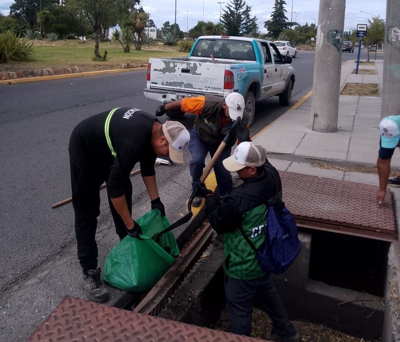 Municipio intensifica los trabajos de limpieza y mantenimiento en pluviales de Rawson