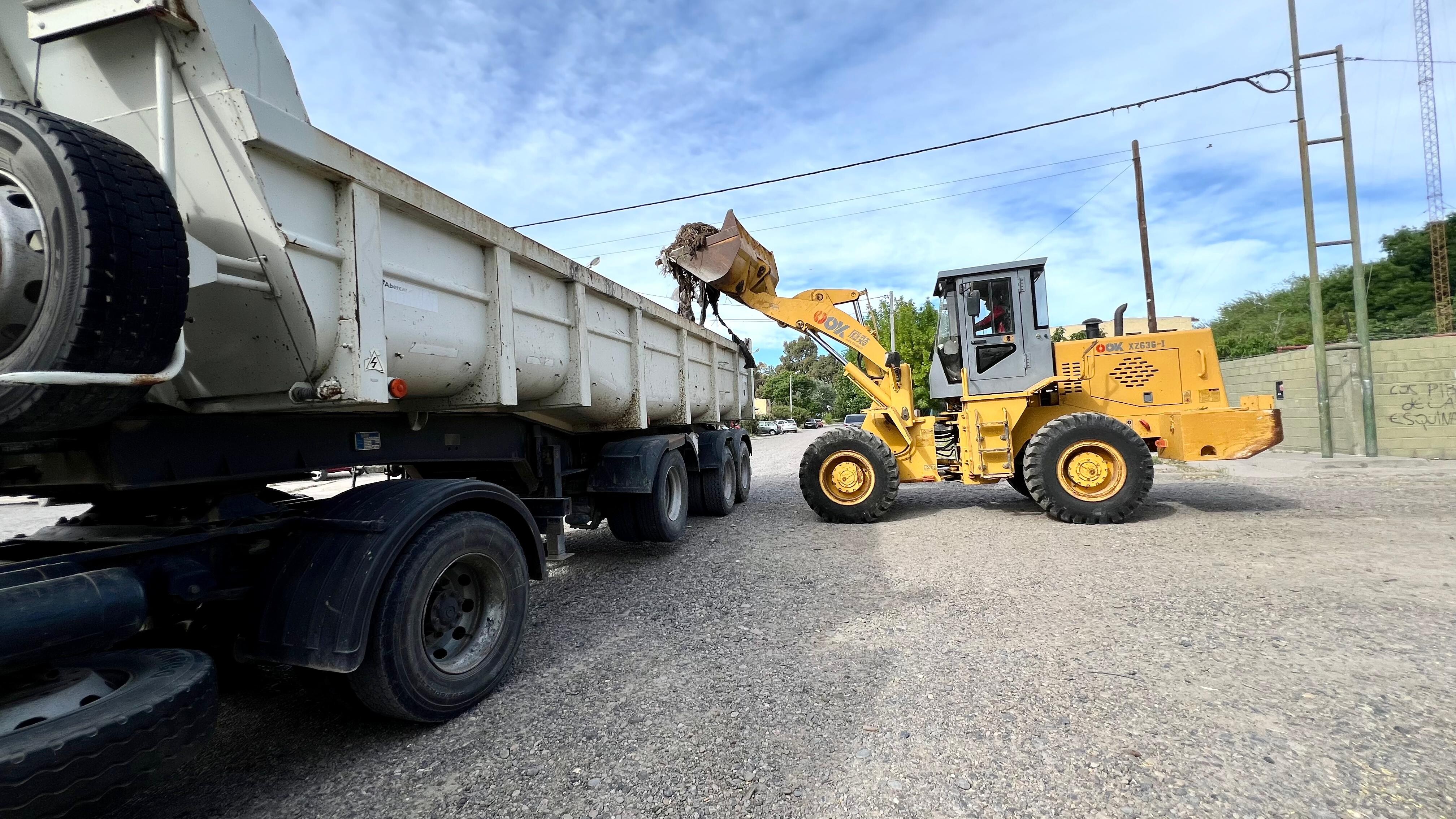 Municipio realiza trabajos limpieza urbana en el barrio San Ramón de Rawson.jpeg Municipio realiza trabajos de limpieza urbana en el barrio San Ramón de Rawson