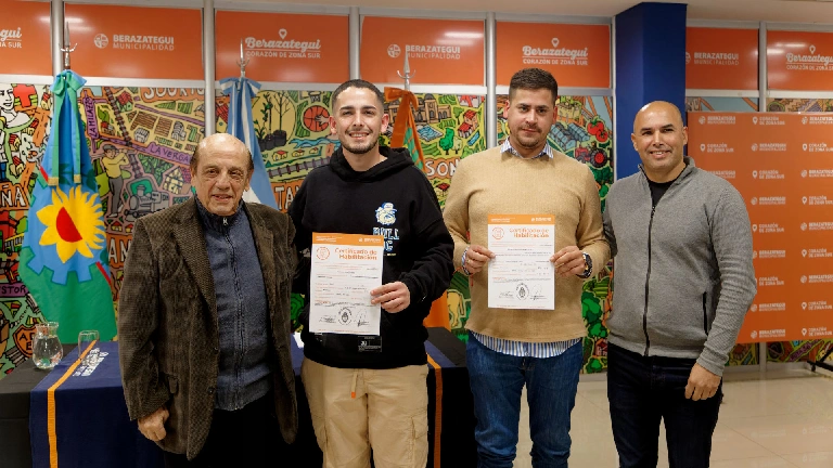 Berazategui: Mussi entregó certificados de habilitación a 17 comercios
