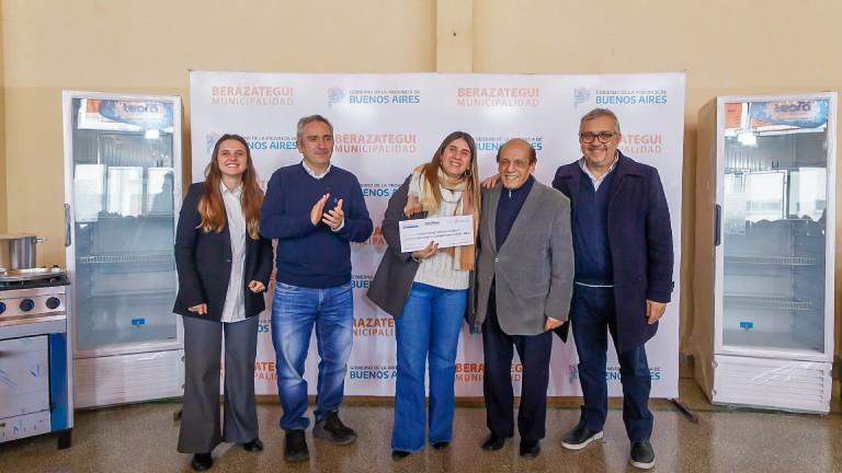 Berazategui: Mussi y Larroque entregaron equipamiento y mobiliario a más de 60 escuelas