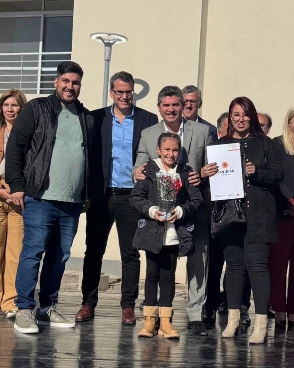 El Gobernador Marcelo Orrego, entrego a las nuevas Familias Felices, el Barrio Jacarandá en el Dpto. Rawson