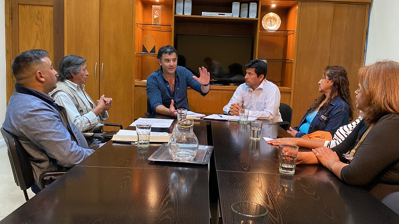 NachoChocobarvecinoszonaEsteweb.png Aguas del Norte trabaja en la optimización del servicio en los barrios de zona este de la ciudad de Salta