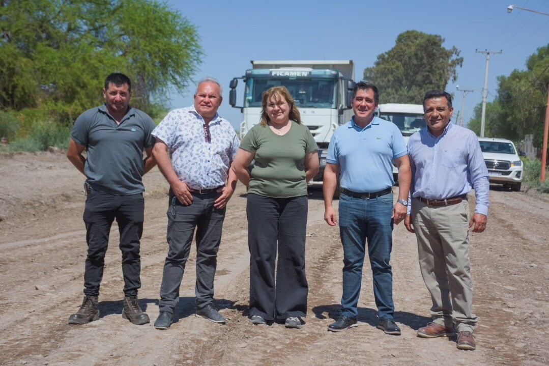 La intendenta de San Martin,Analia Becerra,en compañia del intendente de Angaco y personal técnico de ambos Municipios y de la DPV, visito la obra que se está ejecutando sobre la calle Divisoria