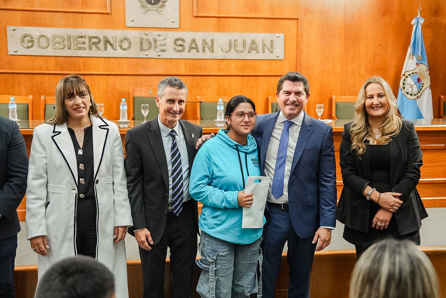 ORREGO-AUDIFONOS.jpeg El gobernador Orrego encabezó una entrega de audífonos y anteojos que transforma la vida cotidiana de las familias