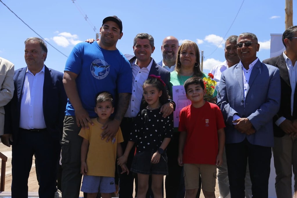 En un acto que reafirma el compromiso del Gobierno de San Juan con el bienestar de las familias sanjuaninas, el gobernador Marcelo Orrego entregó las llaves de 74 nuevas viviendas en el Barrio Ampliación Valle Norte, en el departamento Valle Fértil.