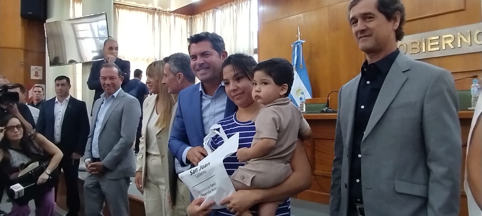 ORREGO-ENTREGA-AUDIFONOS-LENTES-ORTOPEDIA-6.jpeg
