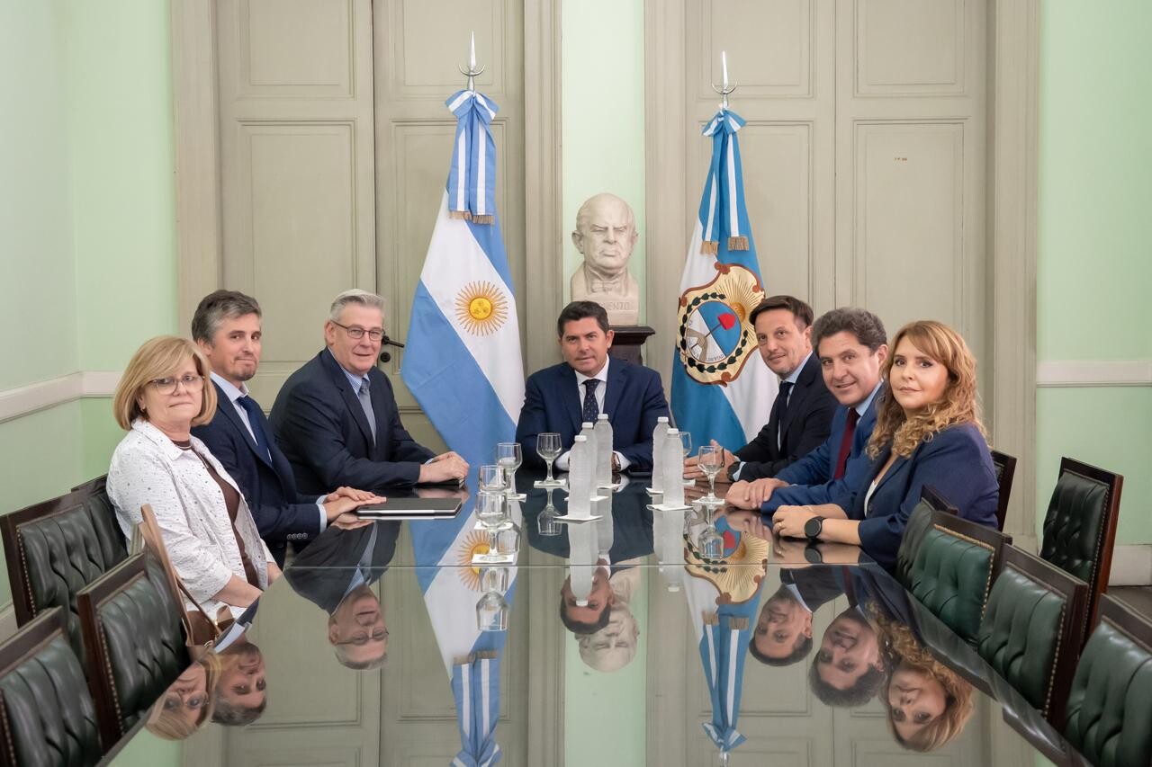 El gobernador Orrego recibió en la Casa de San Juan en Buenos Aires a las máximas autoridades de la empresa Vicuña en Argentina