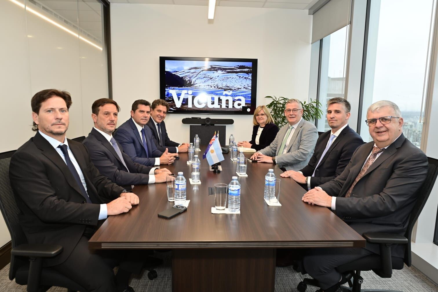 CANADÁ: el gobernador Marcelo Orrego consolida los términos de un acuerdo integral con autoridades de Vicuña Corp