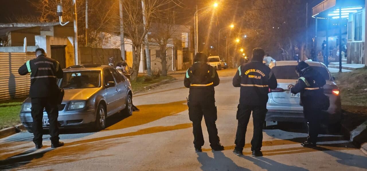 Operativo de saturación en Las Tunitas, Villa del Parque y 17 de Agosto: controlaron más de 80 vehículos y aprehendieron a dos personas con pedido de captura