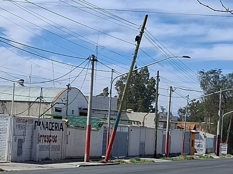 PILARES-VIENTO.jpeg El Municipio ante los reclamos de los vecinos por postes en riesgo que pertenecen a empresas de servicios