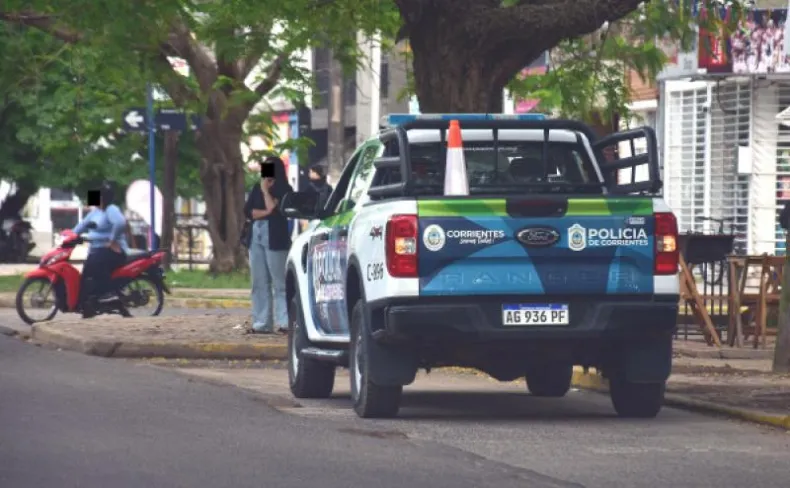 POLI-CAMIONETA.webp Corrientes: ahora estÁ prÓfugo y acusado de intentar matarla Mujer violada en su casa por ex que no respetó la «perimetral»