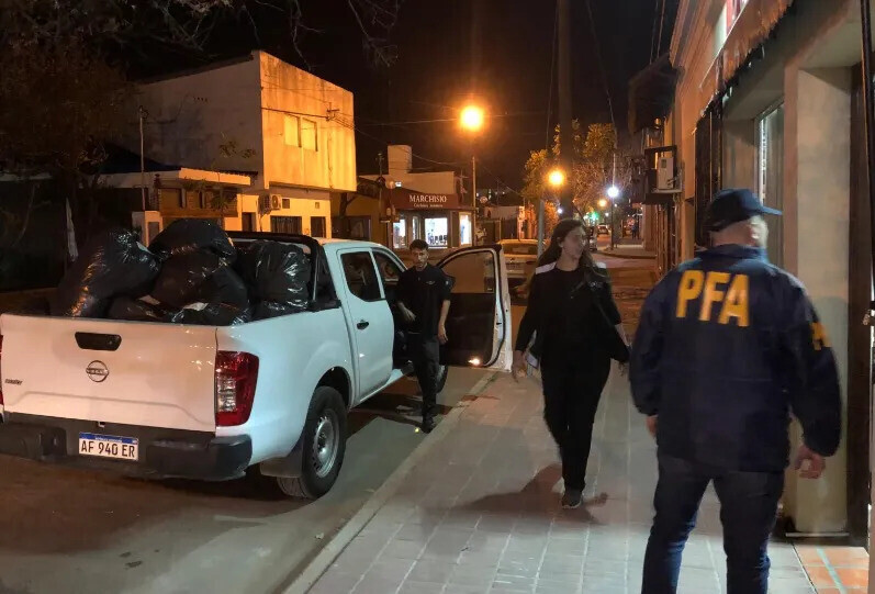 POLICIALES ALLANAMIENTO VILLAGUAY.jpg