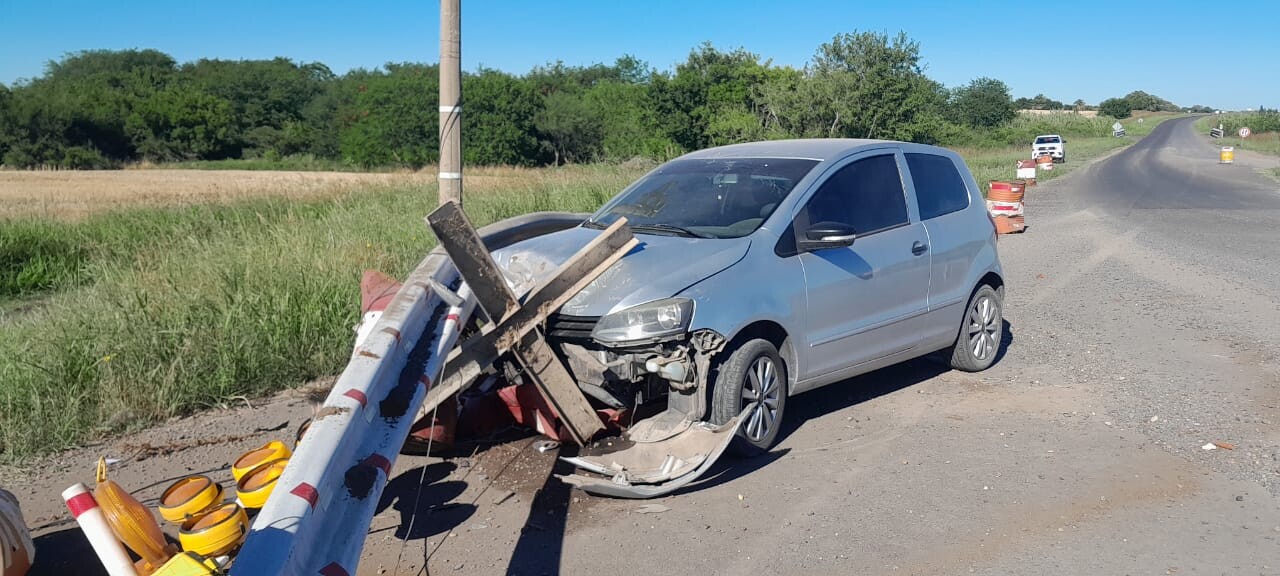 POLICIALES CHOQUE CONTRA BARRERA EN DESVIO RUTA 18 ZONA VIALE.jpg