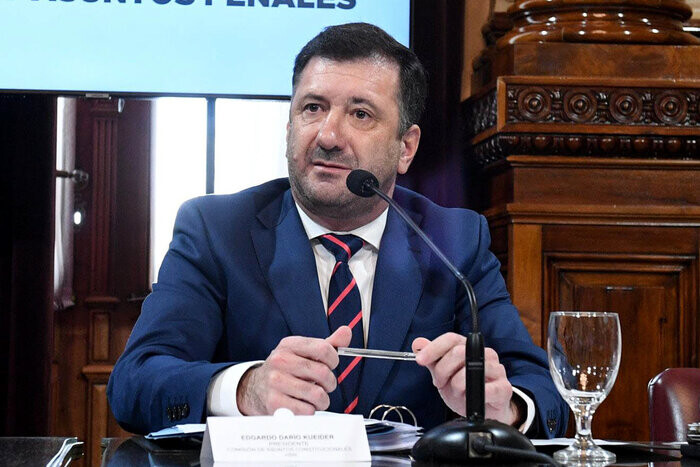 El Senador entrerriano Eduardo Kueider  que traicionó a los argentinos, aliado de Milei, fue detenido en Paraguay con más de 200 mil dólares sin declarar. Está detenido