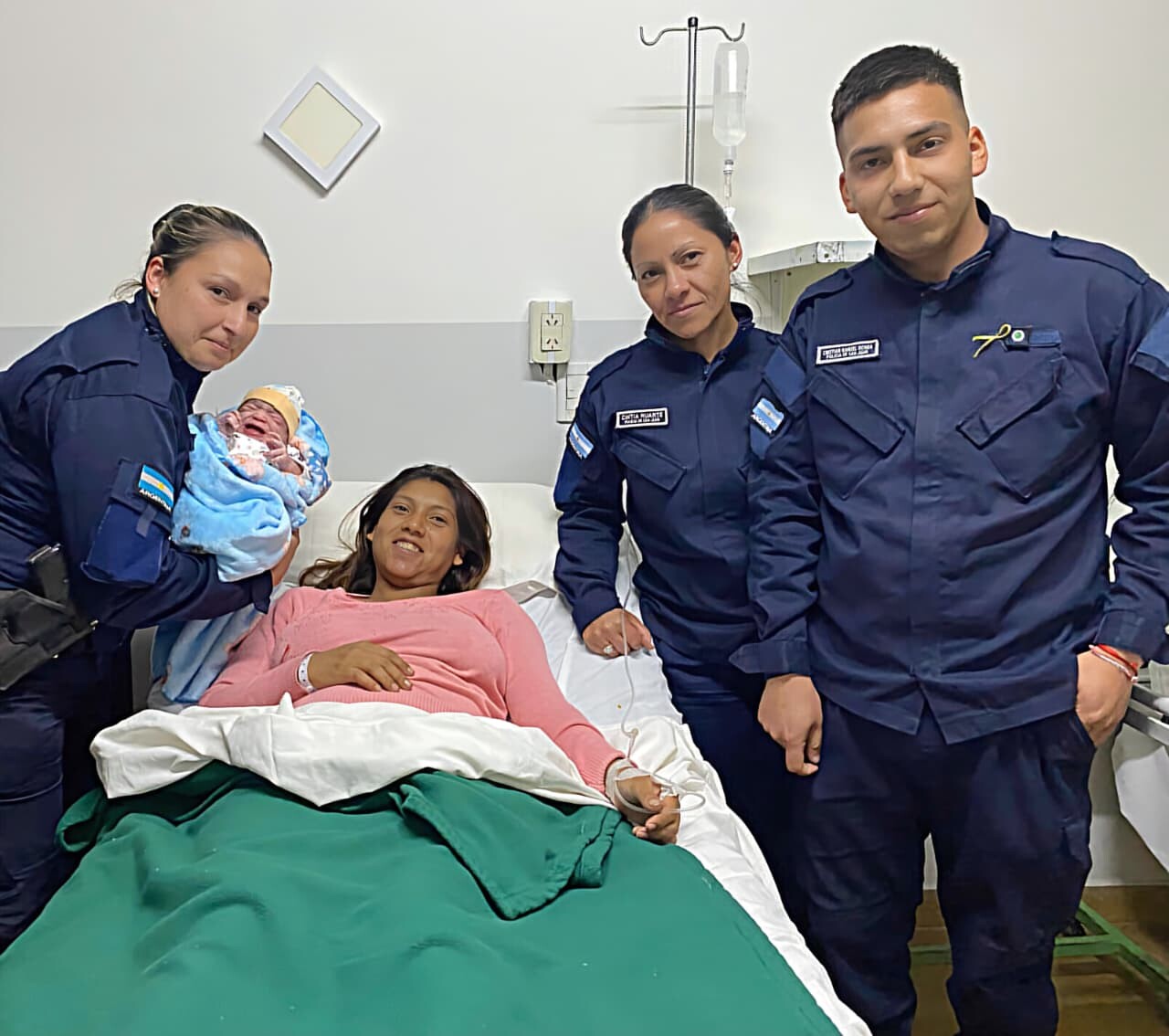 CAUCETE: Policías se convirtieron en héroes al asistir en el nacimiento de una bebé