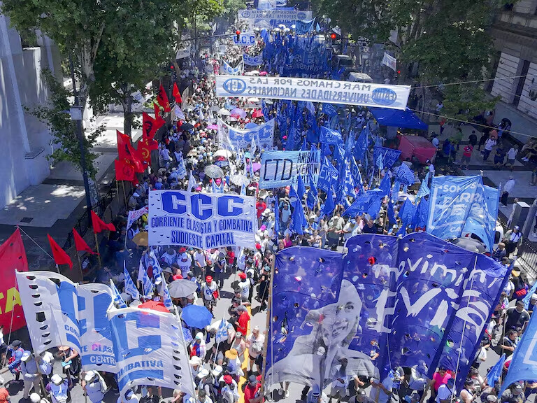 “Si no nos escuchan vamos a terminar en un paro nacional”: el mensaje de la CGT en el acto de Plaza de Mayo