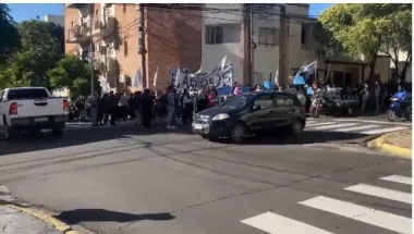 PROTESTA BARRIO DE PIE.webp Barrios de Pie se manifestó frente a sede de LLA: «El problema actual el es hambre que aumenta»