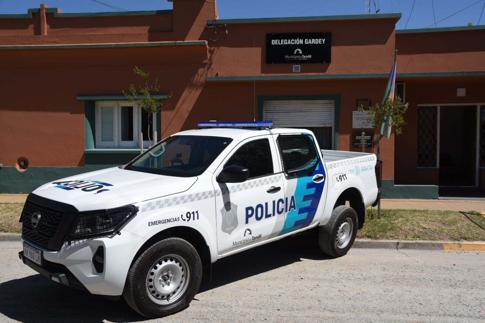El Municipio entregó los dos nuevos patrulleros 4×4 para reforzar la seguridad en Vela y Gardey