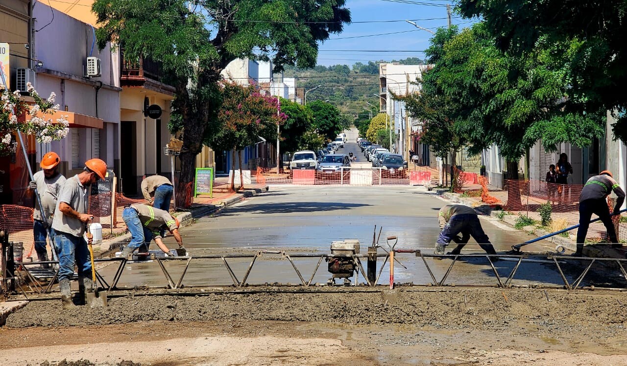 Con trabajos en la calle Alsina, el Municipio continúa con el plan de repavimentación