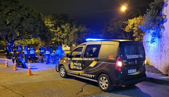 Policia de salta.jpeg Demoraron a 18 personas que ofrecían sexo en la vía pública