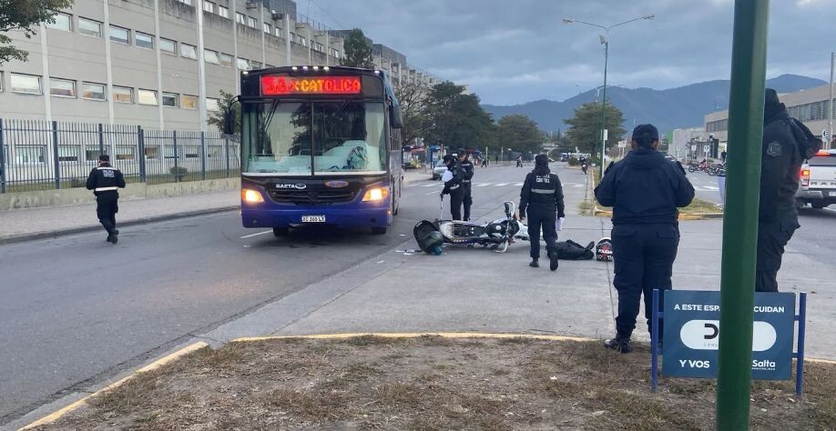 Policia.jpg Policía resultó herido tras chocar con un colectivo de SAETA frente a Ciudad Judicial