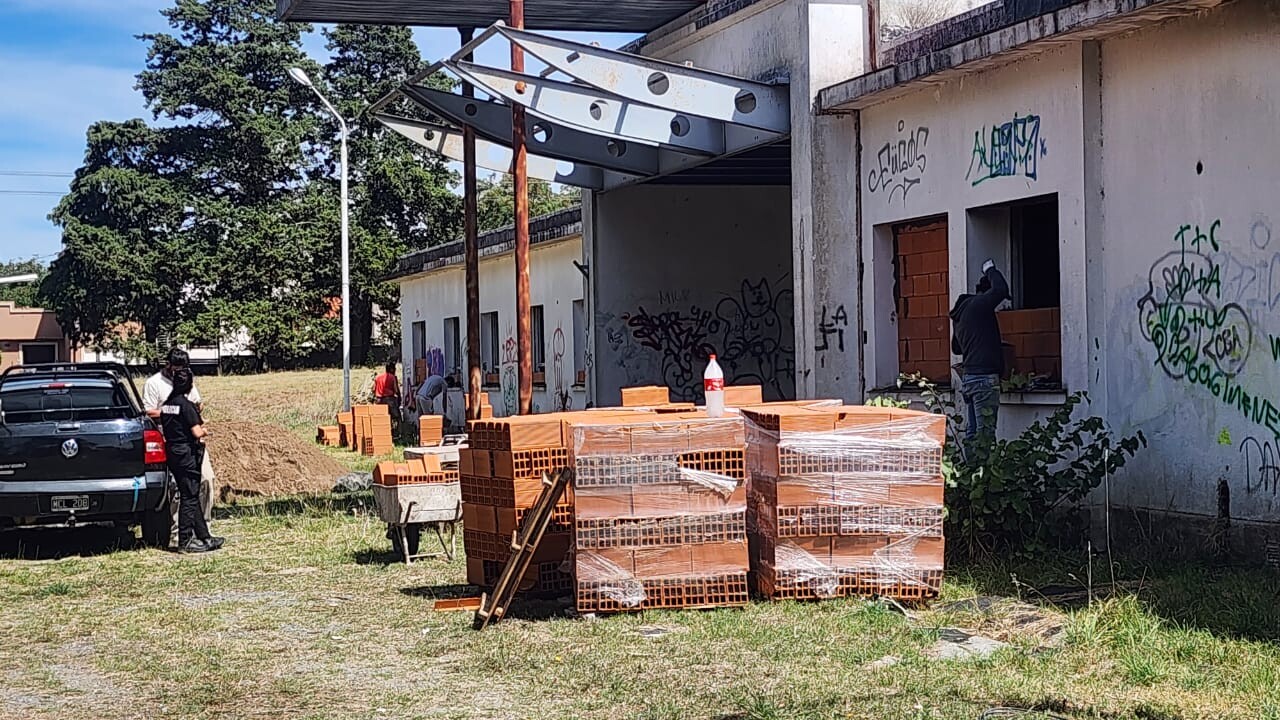 Tras la intimación del Municipio, el propietario del ex Policlínico inició las tareas de cerramiento del inmueble