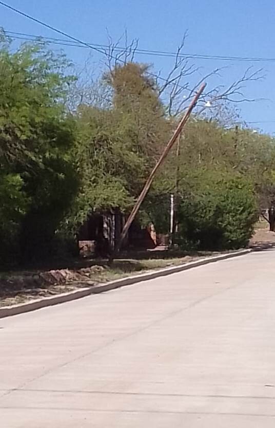Poste a punto de caer.jpeg Se van produciendo algunos inconvenientes