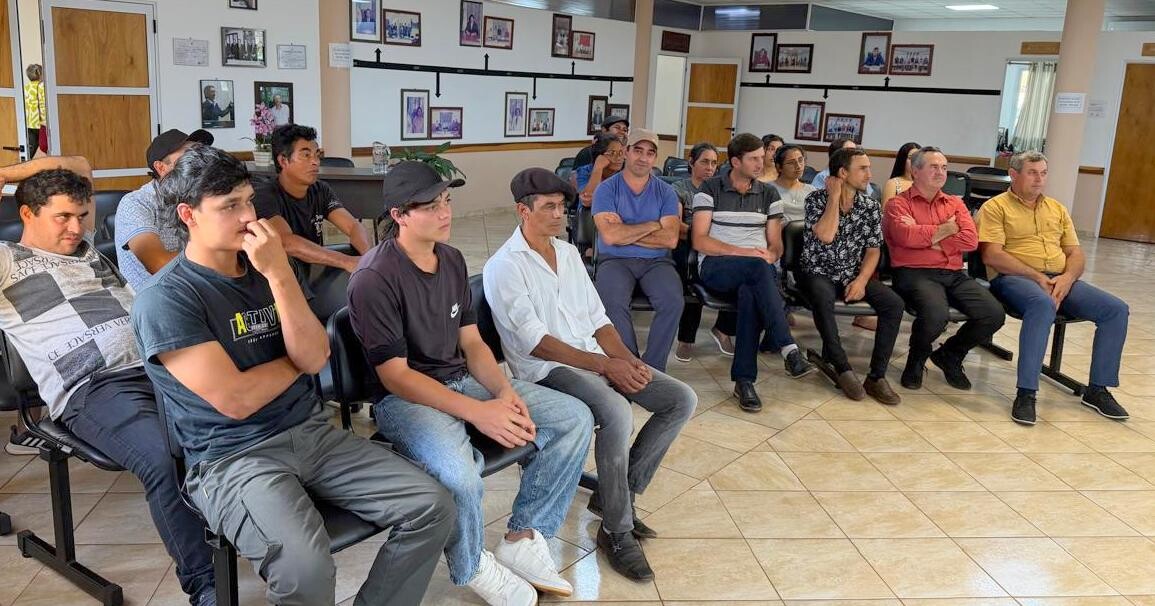 Productores, ediles y funcionarios y referentes territoriales se reunieron en el Concejo Deliberante de San Pedro.jpg