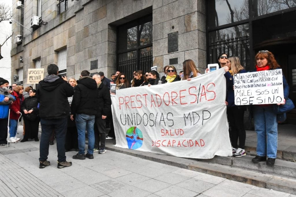 Prestadores manifestaron contra el veto a la Ley de Emergencia en Discapacidad Prestadores manifestaron contra el veto a la Ley de Emergencia en Discapacidad