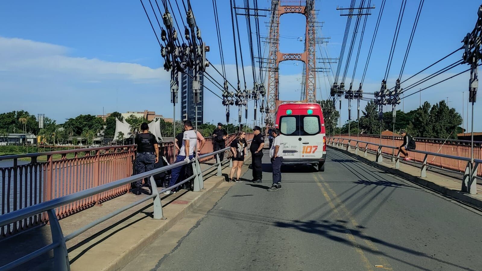 La policia intervino en un intento de suicidio en el Puente Colgante