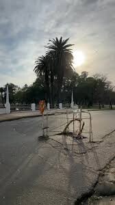 Socavón- En el Puente de Salvador Caputo y Chile en el Parque Garay