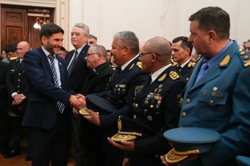 Pullaro distinguió a los policías reincorporados