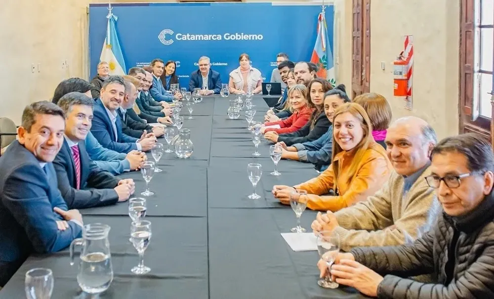 RAÚL JALIL FIRMA DECRETOS A ESPALDAS DE LOS CATAMARQUEÑOS
