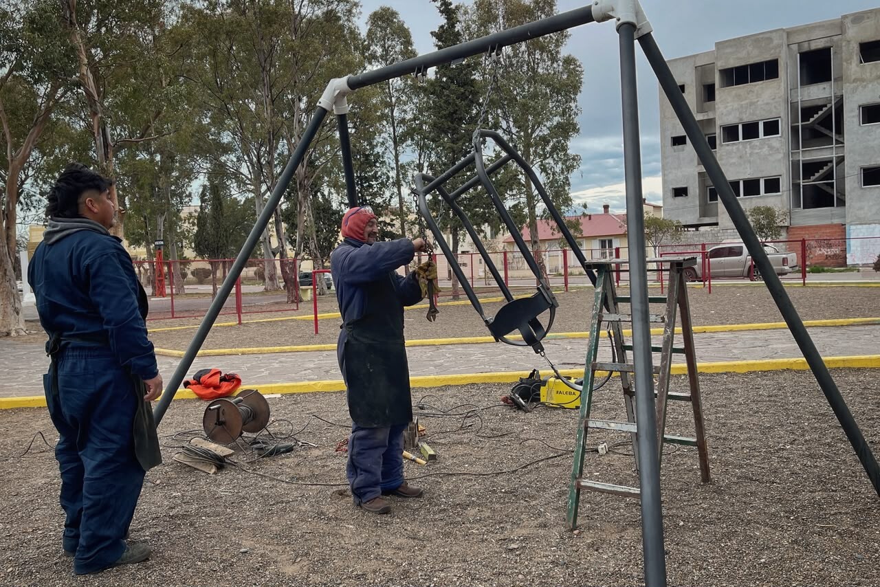 La Municipalidad de Rawson repara juegos infantiles vandalizados en plazas de la ciudad y Playa Unión.