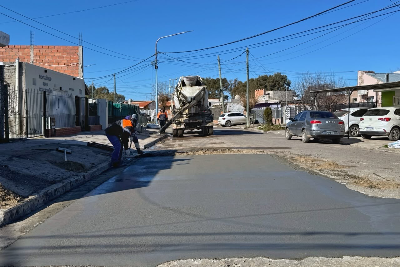 Rawson: el municipio realiza trabajos de reparación y hormigonado de calzada en Aónikenk y Juan Finoquieto
