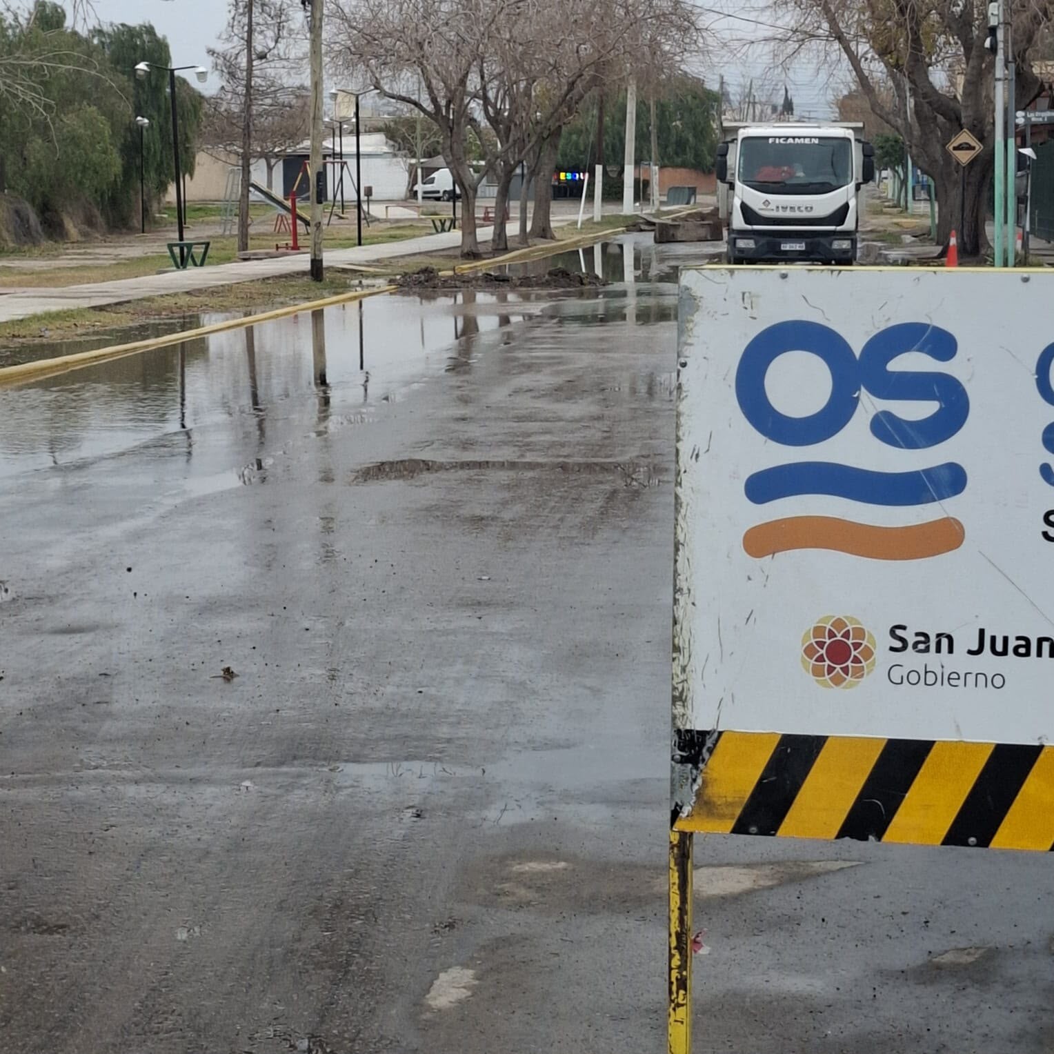 La Ciudad trabajó para contener el ingreso de agua provocado por la rotura de un caño en Rivadavia