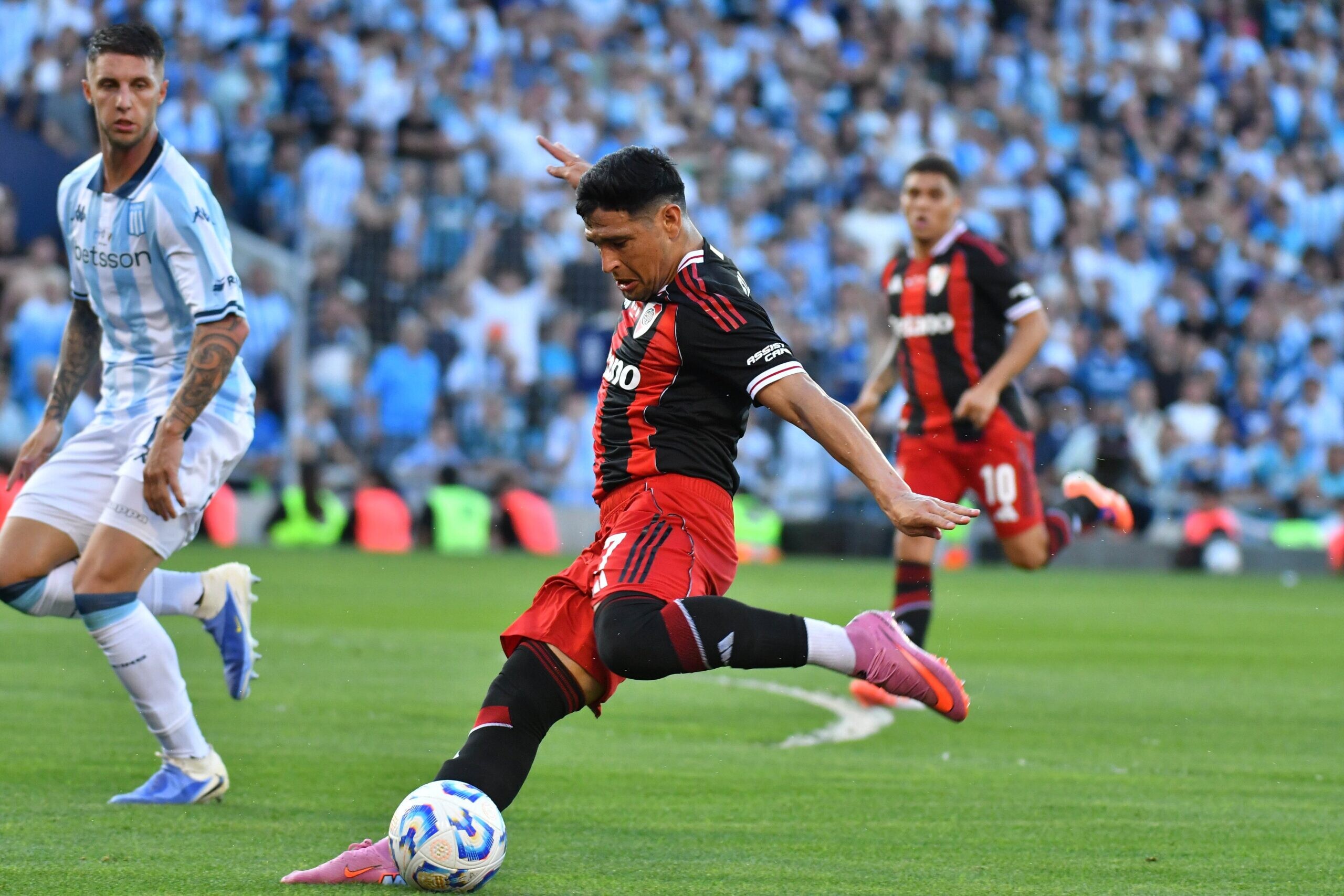 Fútbol: Racing derrotó 3-2 a River y lo eliminó en los octavos del Torneo Clausura