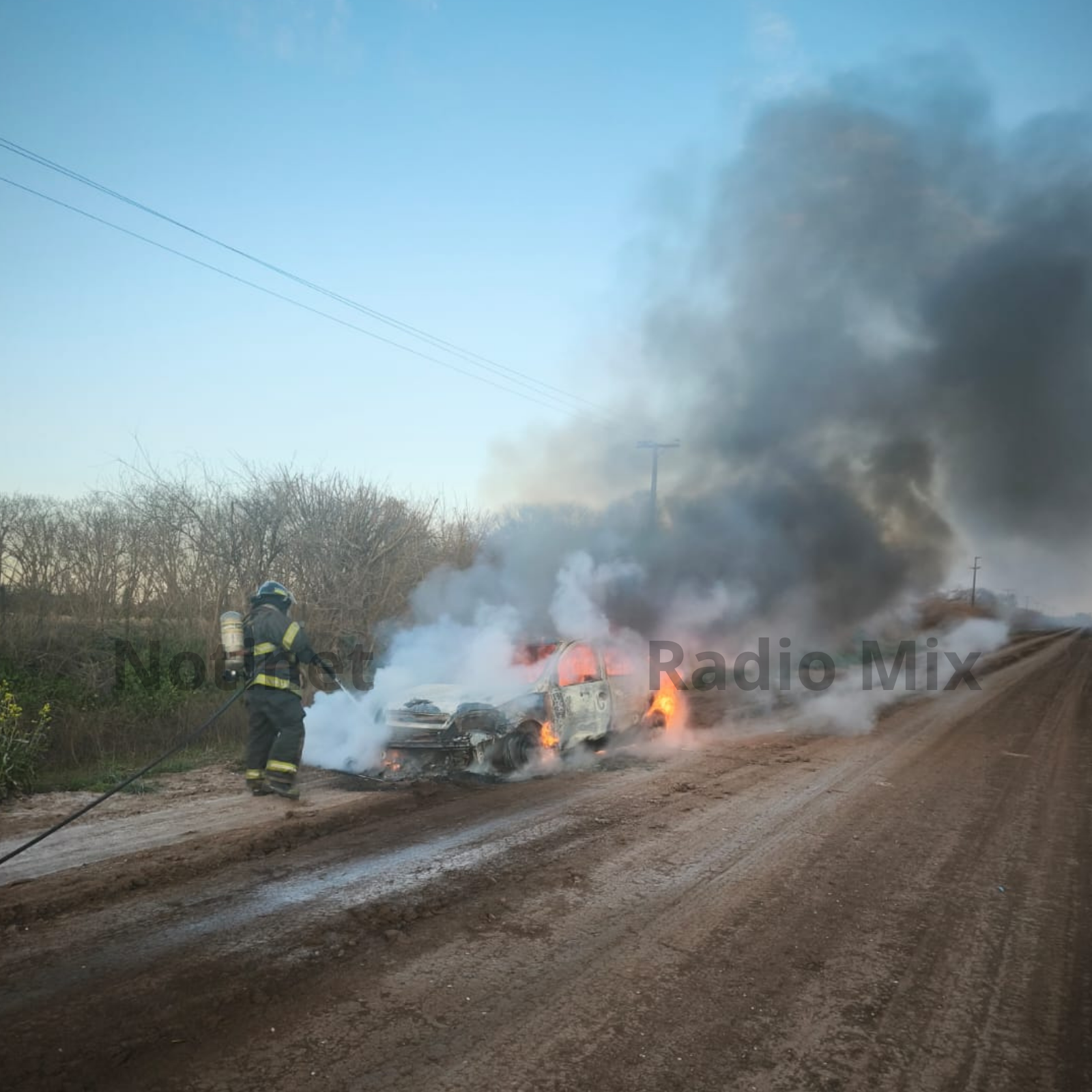 Incendio total de un Chevrolet Corsa